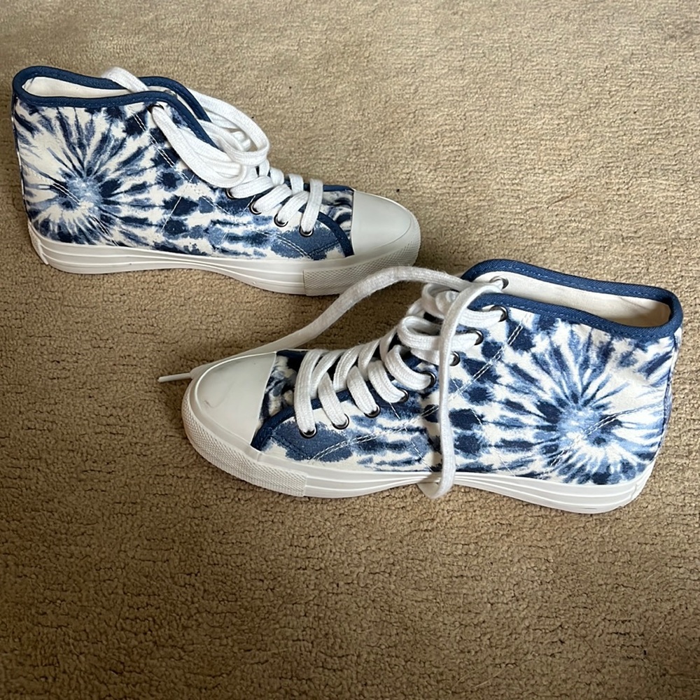 AEO tie-dye high top sneakers size 6